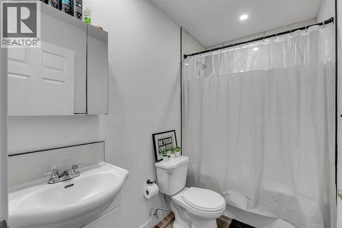 4 Southwinds Gate Sw, Airdrie, AB - Indoor Photo Showing Bathroom