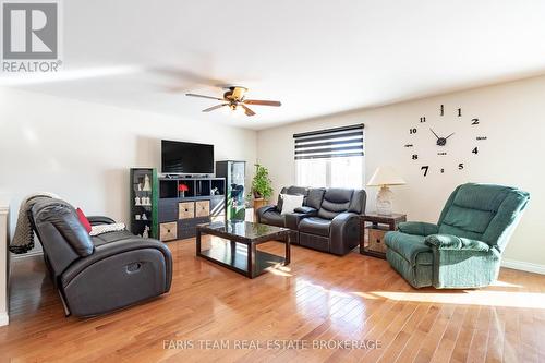 360 Concession Road 6 E, Tiny, ON - Indoor Photo Showing Living Room
