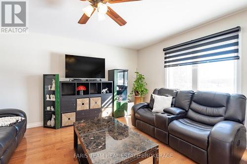 360 Concession Road 6 E, Tiny, ON - Indoor Photo Showing Living Room