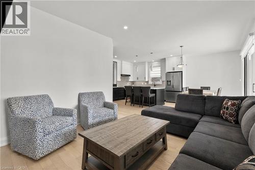 3709 Ryan Avenue, Fort Erie, ON - Indoor Photo Showing Living Room
