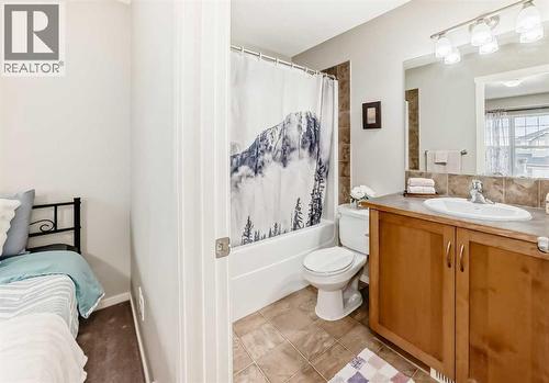 Master insuite - 822 Panatella Boulevard Nw, Calgary, AB - Indoor Photo Showing Bathroom