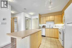 Kitchen with Island eating bar - 