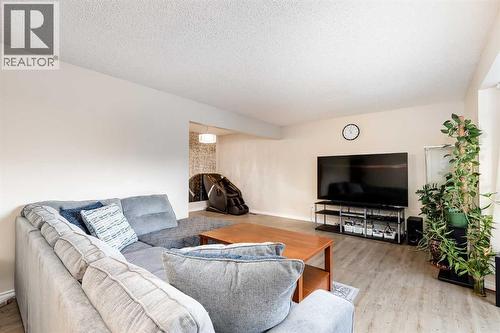 5611 Maidstone Crescent Ne, Calgary, AB - Indoor Photo Showing Living Room