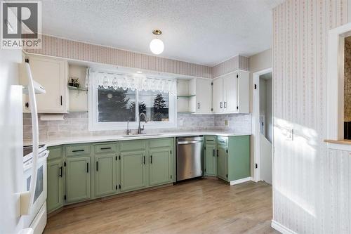 5611 Maidstone Crescent Ne, Calgary, AB - Indoor Photo Showing Kitchen