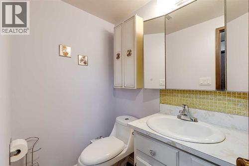 5611 Maidstone Crescent Ne, Calgary, AB - Indoor Photo Showing Bathroom