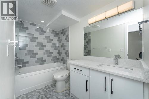 140 Whitworth Way, Calgary, AB - Indoor Photo Showing Bathroom