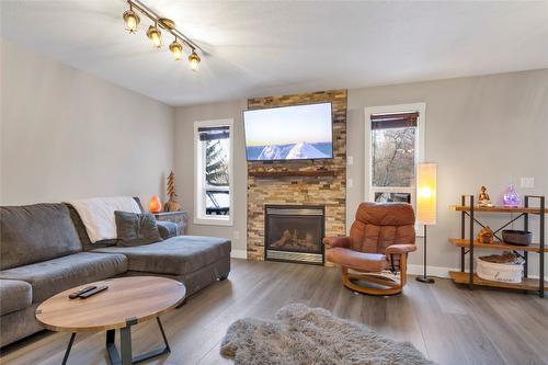 1-1605 43 Avenue, Vernon, BC - Indoor Photo Showing Living Room With Fireplace