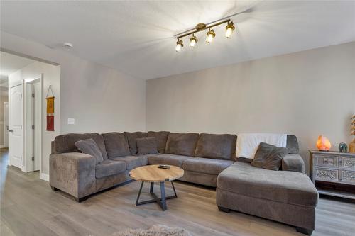 1-1605 43 Avenue, Vernon, BC - Indoor Photo Showing Living Room