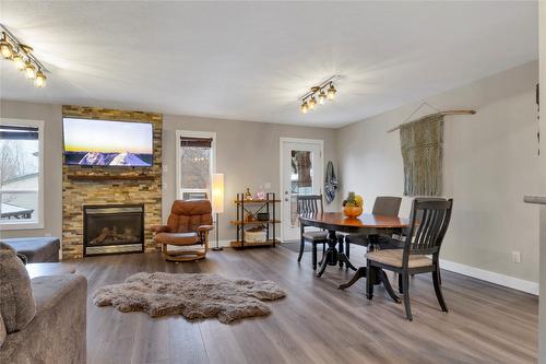 1-1605 43 Avenue, Vernon, BC - Indoor Photo Showing Living Room With Fireplace