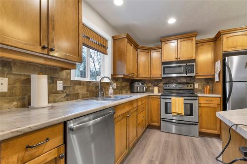 1-1605 43 Avenue, Vernon, BC - Indoor Photo Showing Kitchen With Double Sink