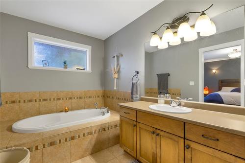 1-1605 43 Avenue, Vernon, BC - Indoor Photo Showing Bathroom
