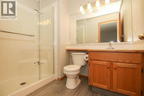 33 Duckering Close, Red Deer, AB - Indoor Photo Showing Bathroom