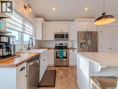 203 Settler Crescent, Warman, SK - Indoor Photo Showing Kitchen