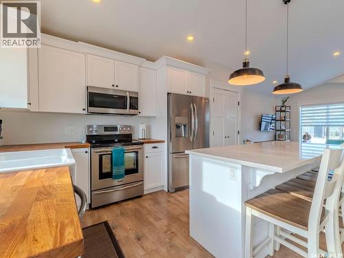 203 Settler Crescent, Warman, SK - Indoor Photo Showing Kitchen With Upgraded Kitchen