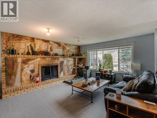 522 3Rd Avenue, Rivervale, BC - Indoor Photo Showing Living Room With Fireplace