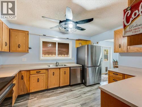 522 3Rd Avenue, Rivervale, BC - Indoor Photo Showing Kitchen With Double Sink