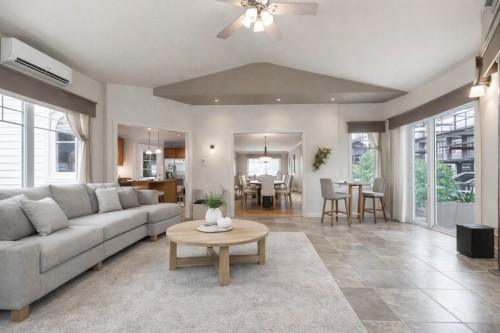 Salon - 24 Ch. Des Patriotes E., Saint-Jean-Sur-Richelieu, QC - Indoor Photo Showing Living Room