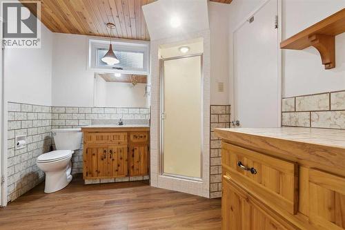 34 Rosery Drive Nw, Calgary, AB - Indoor Photo Showing Bathroom