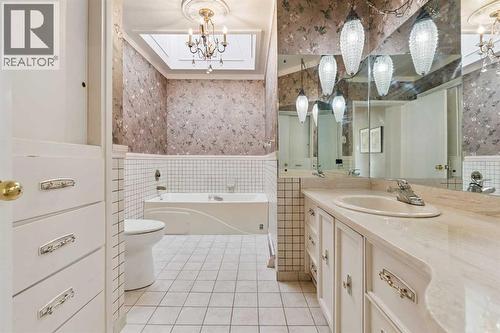 34 Rosery Drive Nw, Calgary, AB - Indoor Photo Showing Bathroom