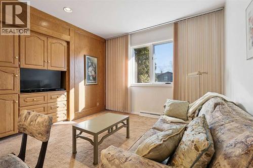 34 Rosery Drive Nw, Calgary, AB - Indoor Photo Showing Living Room