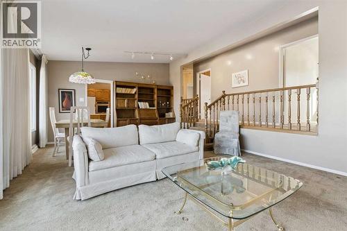 34 Rosery Drive Nw, Calgary, AB - Indoor Photo Showing Living Room