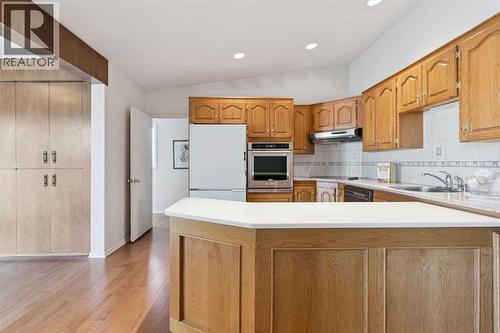 34 Rosery Drive Nw, Calgary, AB - Indoor Photo Showing Kitchen