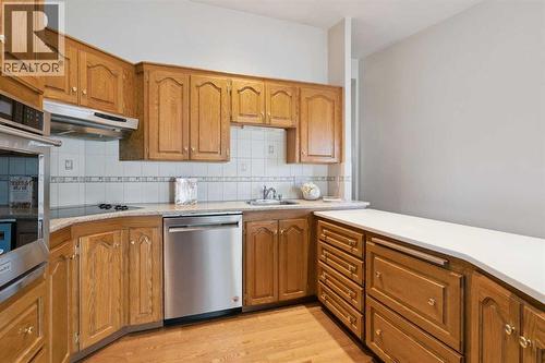 34 Rosery Drive Nw, Calgary, AB - Indoor Photo Showing Kitchen