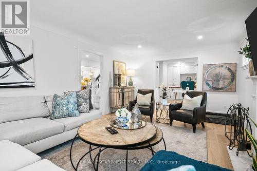 1390 Halifax Place, Burlington, ON - Indoor Photo Showing Living Room