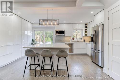 709 Greycedar Crescent, Mississauga, ON - Indoor Photo Showing Kitchen With Upgraded Kitchen