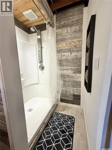 223 4Th Street, Weyburn, SK - Indoor Photo Showing Bathroom