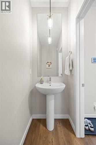 1027 Lanark Boulevard Se, Airdrie, AB - Indoor Photo Showing Bathroom