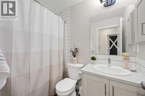 1027 Lanark Boulevard Se, Airdrie, AB - Indoor Photo Showing Bathroom