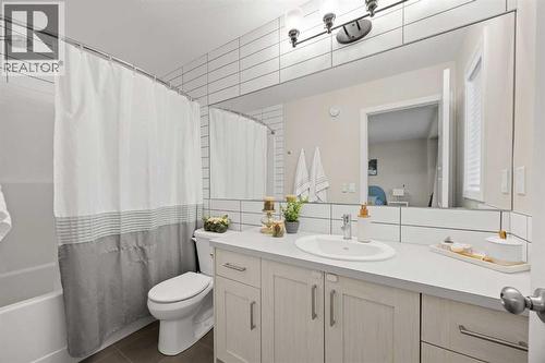 1027 Lanark Boulevard Se, Airdrie, AB - Indoor Photo Showing Bathroom