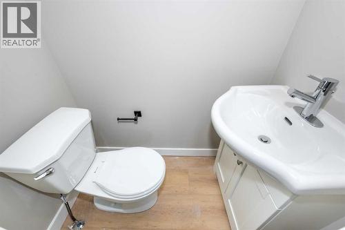 7616 27 Street Se, Calgary, AB - Indoor Photo Showing Bathroom