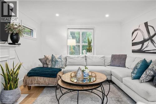1390 Halifax Place, Burlington, ON - Indoor Photo Showing Living Room