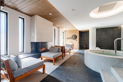 Piscine - 103-505 Rue De L'Escale, Brossard, QC -  With Fireplace