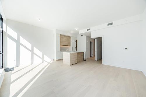 Salon - 103-505 Rue De L'Escale, Brossard, QC - Indoor