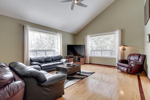 Living room - 227 Ch. Millette, Lac-Des-Seize-Îles, QC - Indoor Photo Showing Living Room