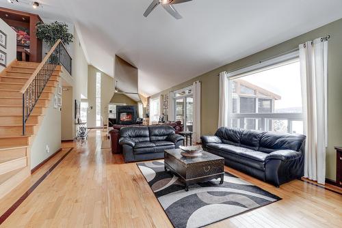 Living room - 227 Ch. Millette, Lac-Des-Seize-Îles, QC - Indoor Photo Showing Living Room