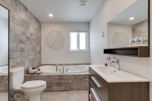 Bathroom - 227 Ch. Millette, Lac-Des-Seize-Îles, QC - Indoor Photo Showing Bathroom