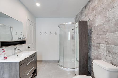 Bathroom - 227 Ch. Millette, Lac-Des-Seize-Îles, QC - Indoor Photo Showing Bathroom