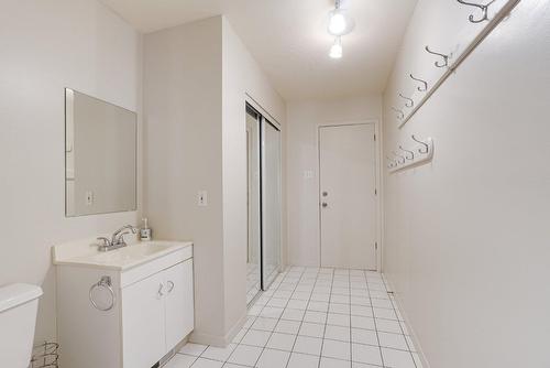 Laundry room - 227 Ch. Millette, Lac-Des-Seize-Îles, QC - Indoor Photo Showing Bathroom