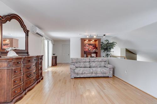 Mezzanine - 227 Ch. Millette, Lac-Des-Seize-Îles, QC - Indoor Photo Showing Living Room