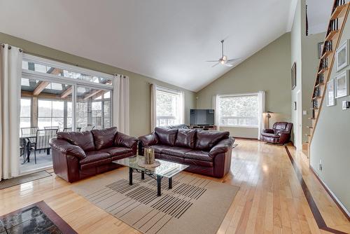 Living room - 227 Ch. Millette, Lac-Des-Seize-Îles, QC - Indoor Photo Showing Living Room