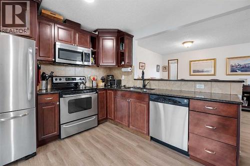192 Rivercrest Close Se, Calgary, AB - Indoor Photo Showing Kitchen