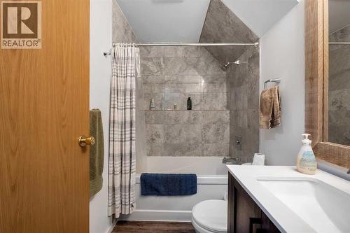 192 Rivercrest Close Se, Calgary, AB - Indoor Photo Showing Bathroom
