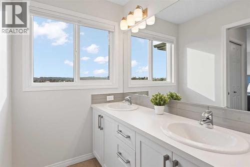 169 Buckskin Way, Cochrane, AB - Indoor Photo Showing Bathroom