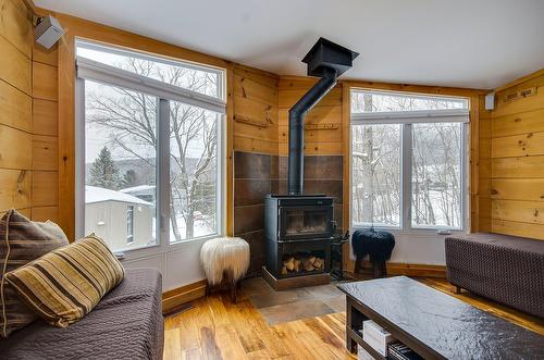 Salon - 32-110 Rue Thibodeau, Sutton, QC - Indoor Photo Showing Living Room With Fireplace