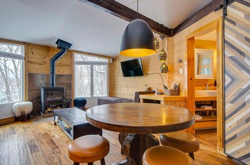 Salle à manger - 32-110 Rue Thibodeau, Sutton, QC - Indoor Photo Showing Dining Room With Fireplace
