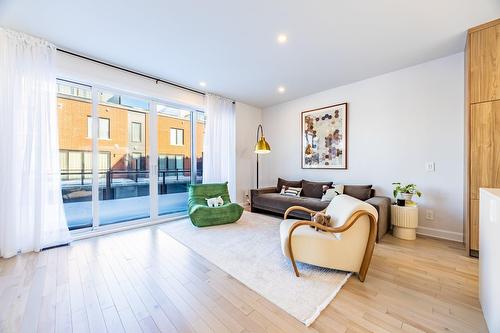 Salon - 111 Av. Des Chênes, Candiac, QC 